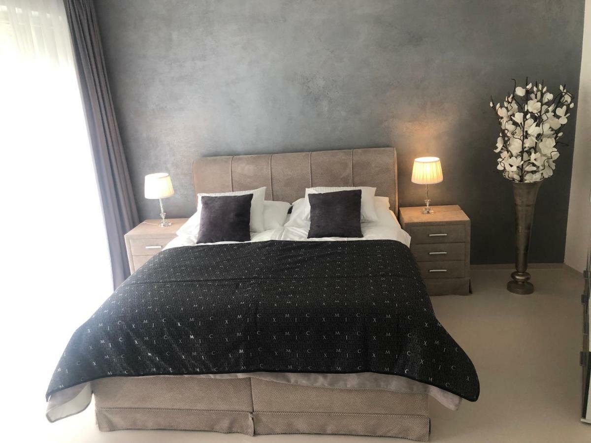 Luxury Apartment With Private Garden Praag Buitenkant foto